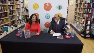 La escritora Ibiza Melián presentando uno de sus libros